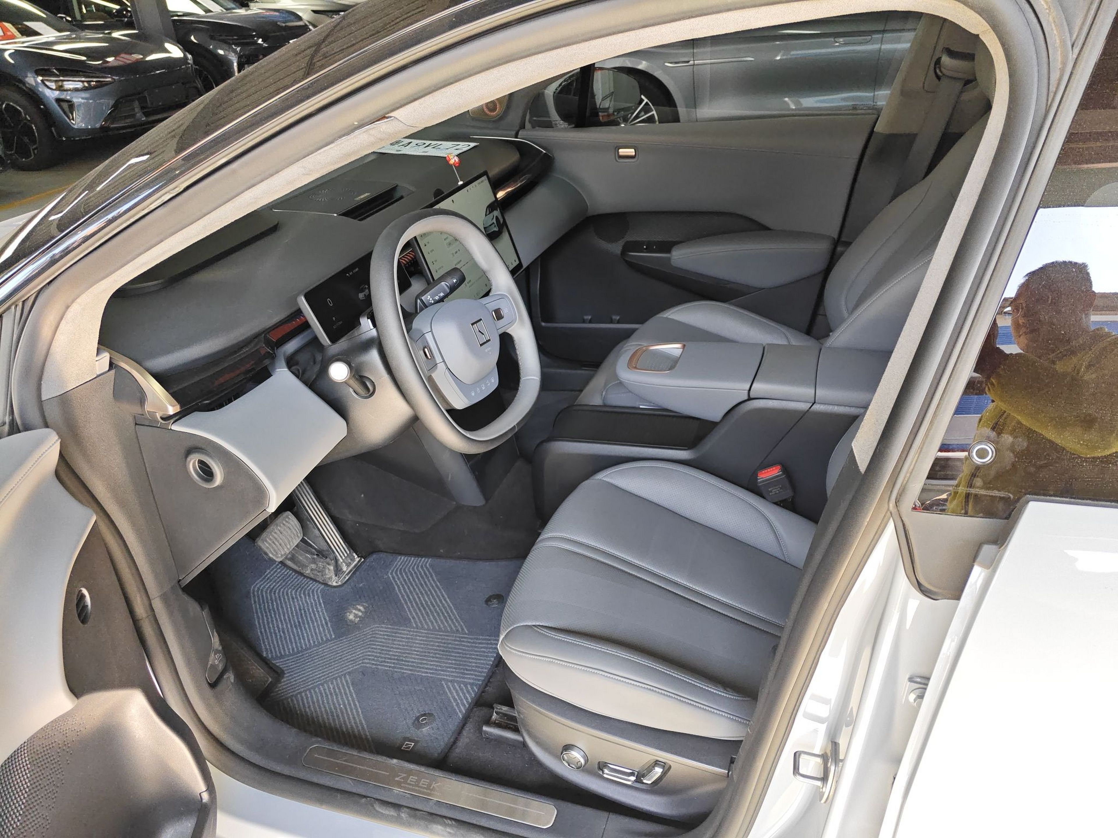 Переднее сиденье в автомобиле