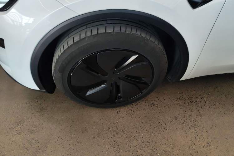 Used Tesla Model Y 2025 Long-Range All-Wheel-Drive Version
