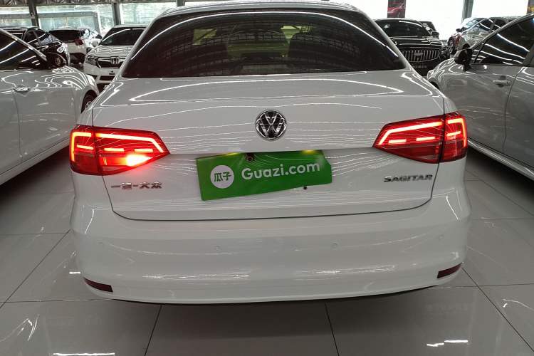 Used Volkswagen Sagitar 2015 1.6L Automatic Fashion Model
