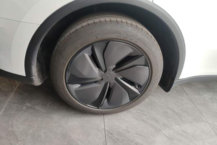 Used Tesla Model Y 2025 Rear-Wheel-Drive Version