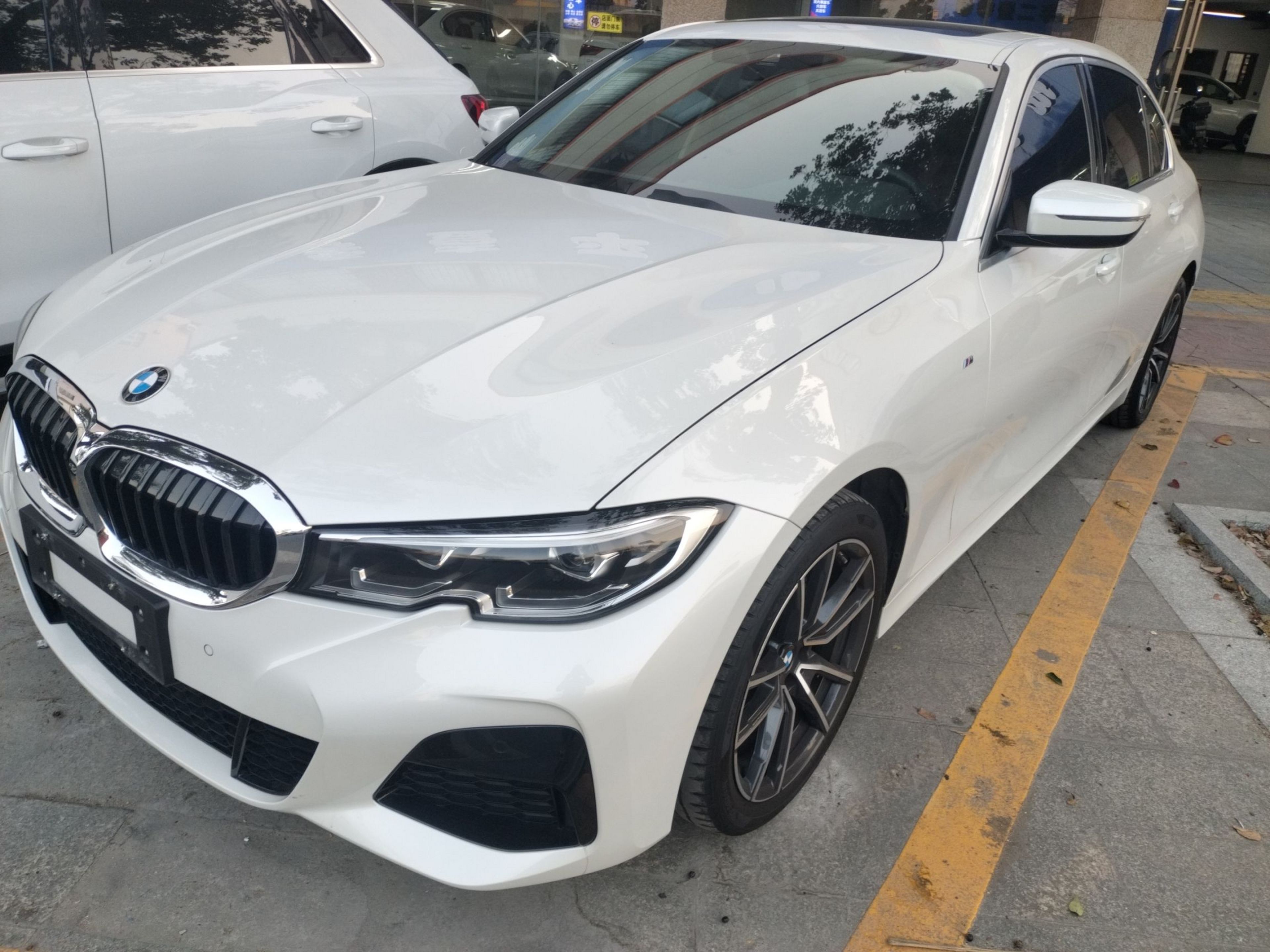 Под передней частью автомобиля