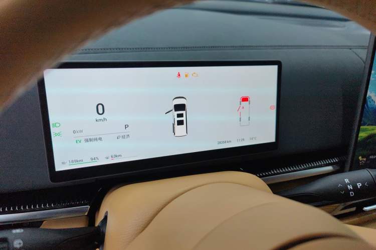 Used VOYAH Dream 2025 PHEV Four-Wheel Drive Prestige Kunpeng Edition