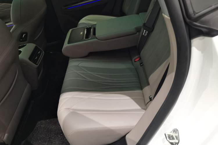 Used  Galaxy 8 2025 130km EM-i Deluxe Edition