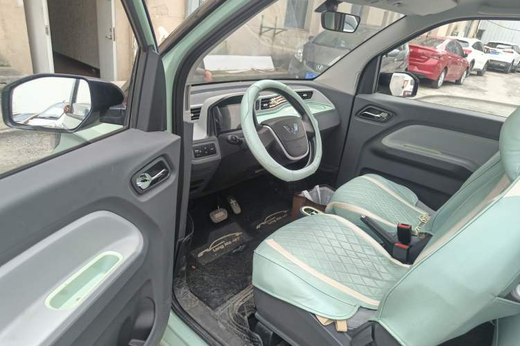 Used Wuling Hongguang MINIEV 2021 Macaron Sandwich Model 120 km Lithium NMC
