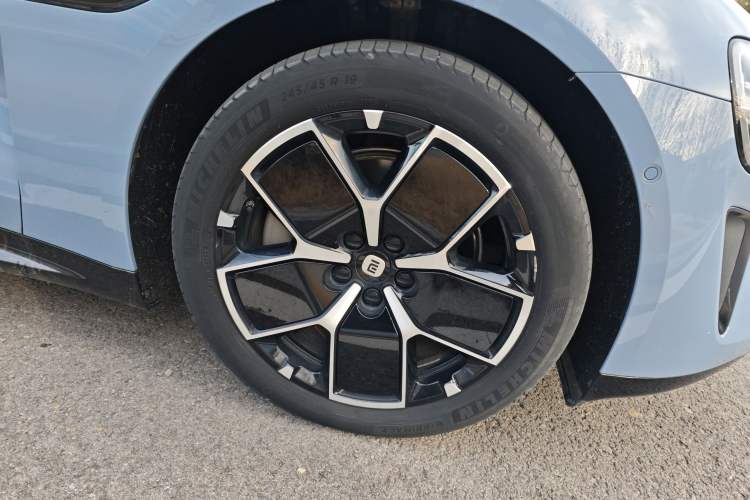 Used  SU7 2024 Rear-Drive Standard Founder Edition
