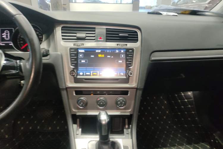 Used Volkswagen Golf 2016 230TSI Automatic Comfort Version
