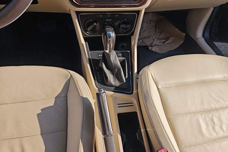 Used Volkswagen Lavida 2015 1.6L Automatic Comfort Edition
