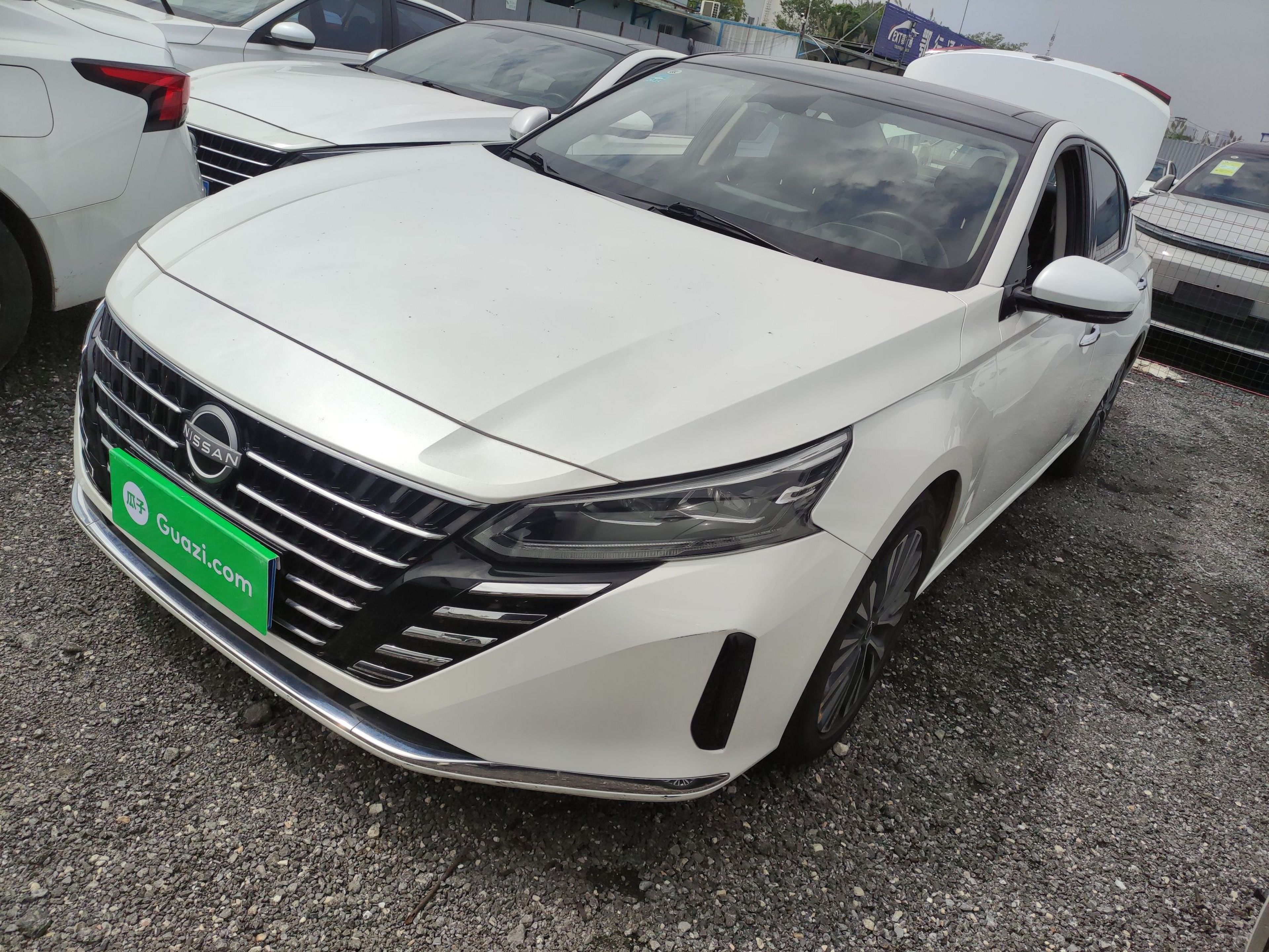 تحت مقدمة السيارة