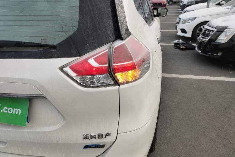 Used Nissan X-Trail 2014 2.5L CVT Leading Edition 4WD
