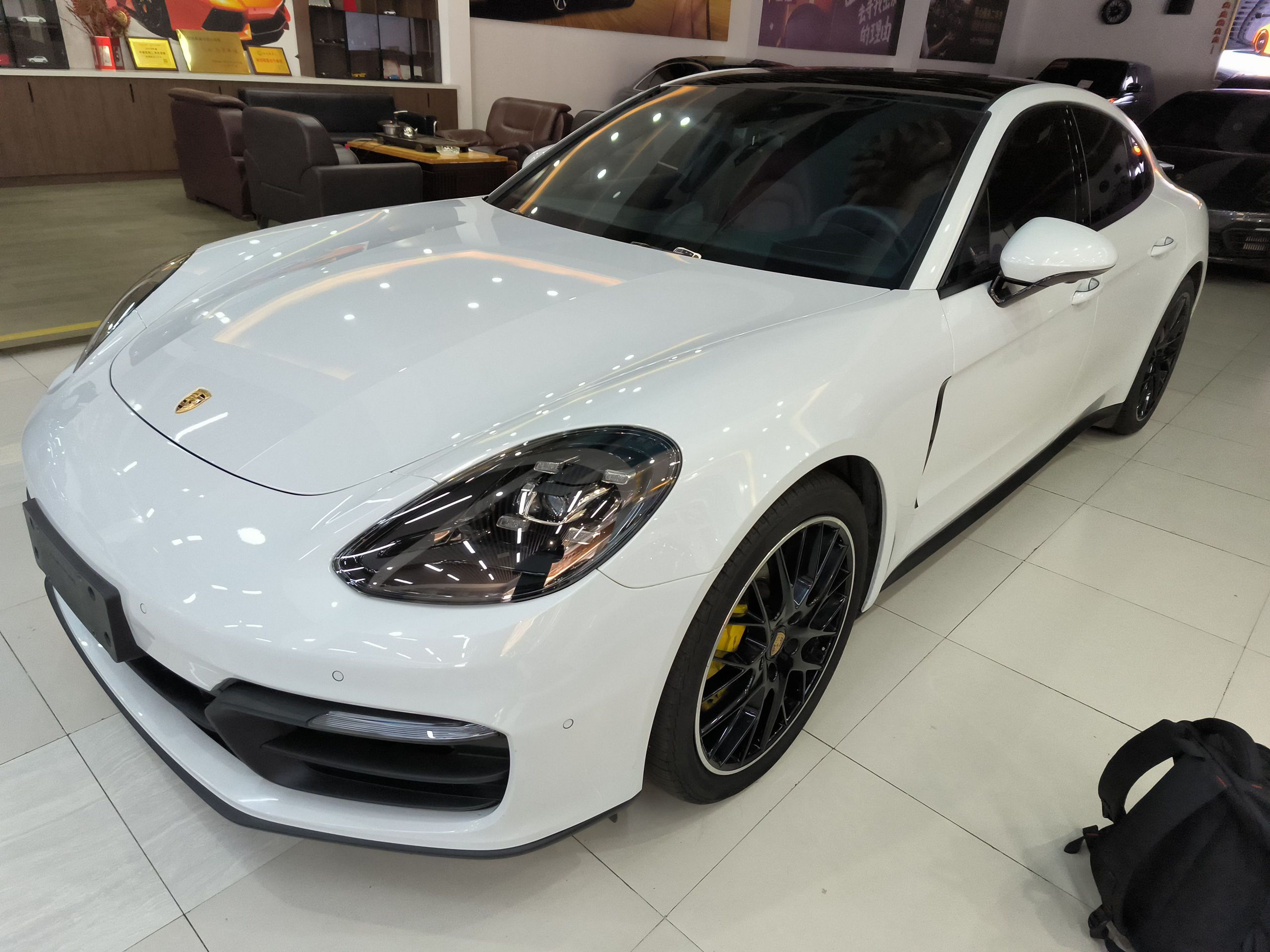 تحت مقدمة السيارة