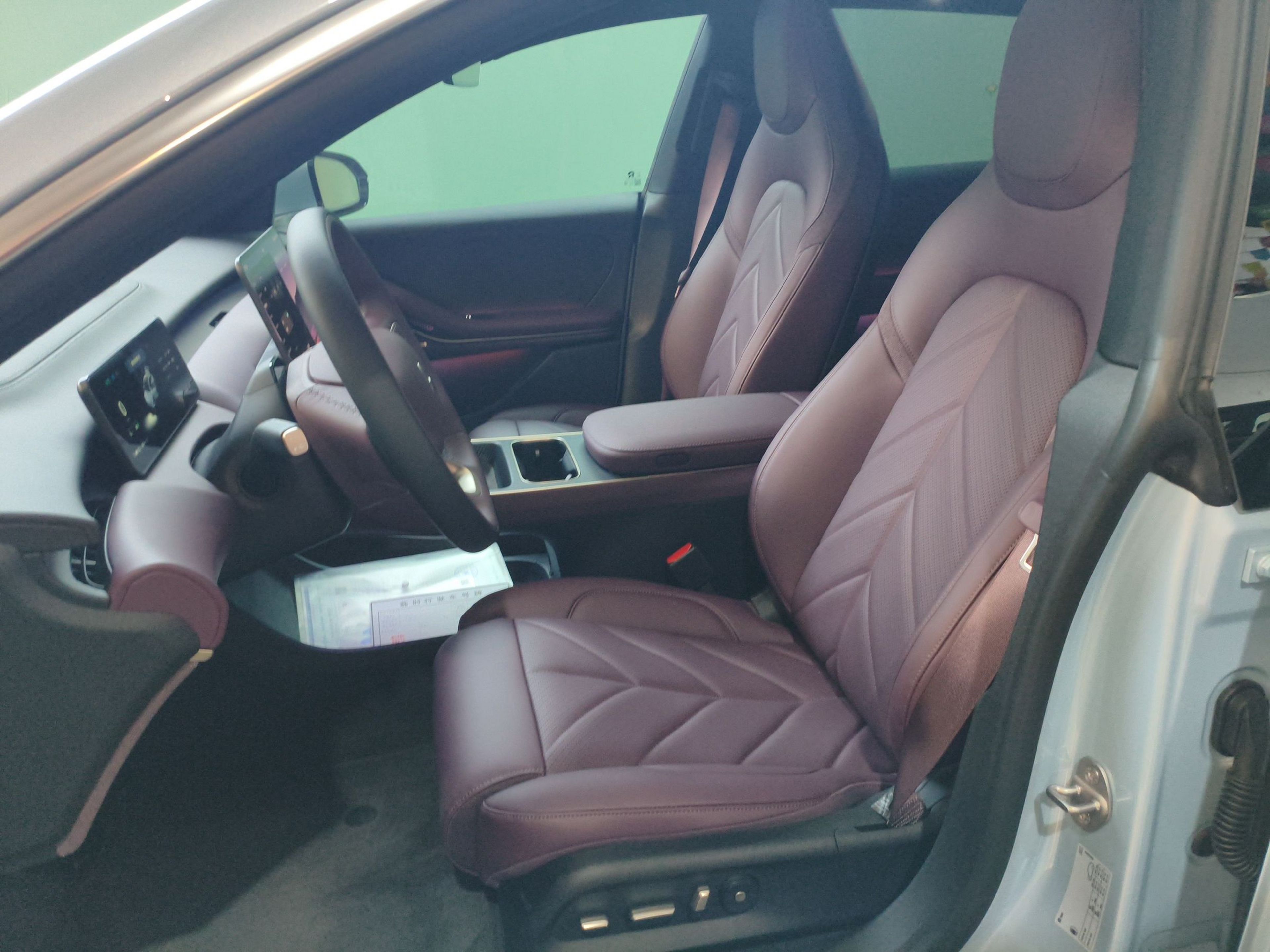 المقاعد الأمامية داخل السيارة