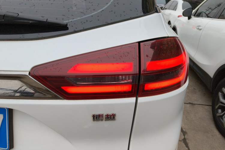 Used Geely Auto Emgrand X7 Sport 2018 1.8TD Automatic Two-Wheel Drive Smart Connect 4G Internet Edition
