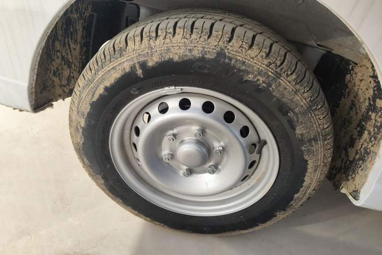 Used Wuling Yangguang 2024 300KM Comfort Version Passenger Van 75kW