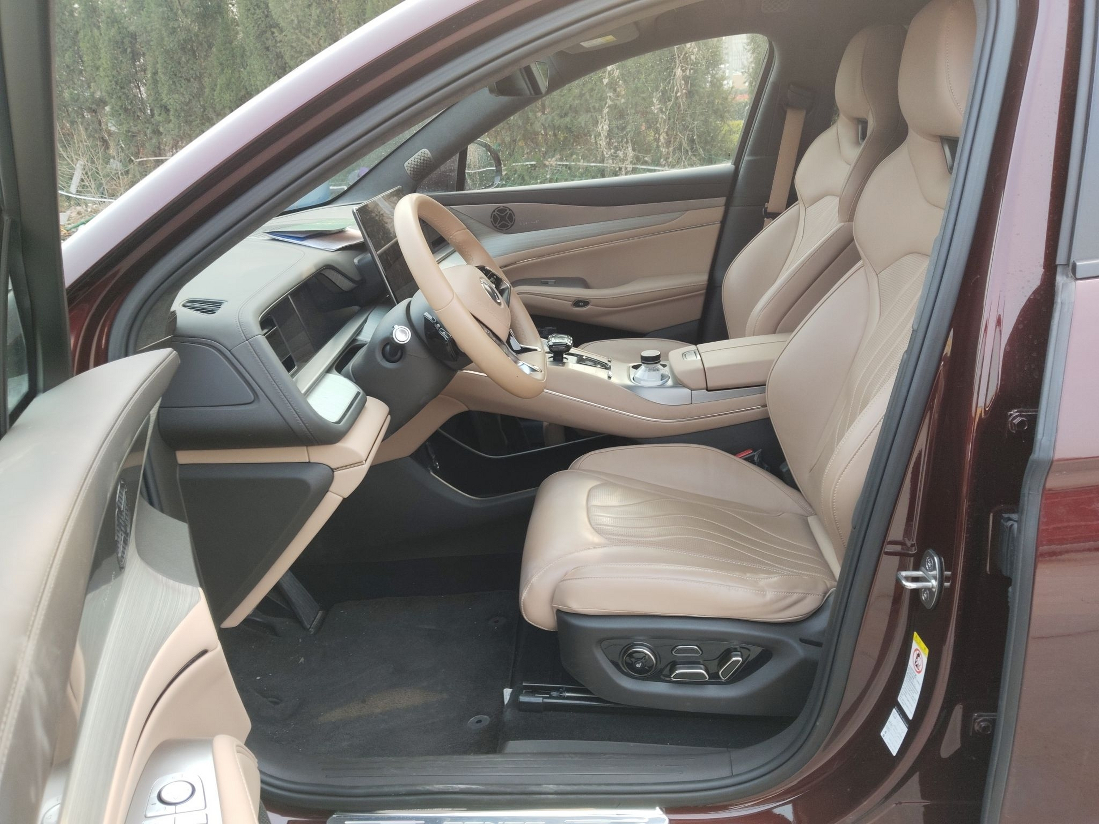 Переднее сиденье в автомобиле