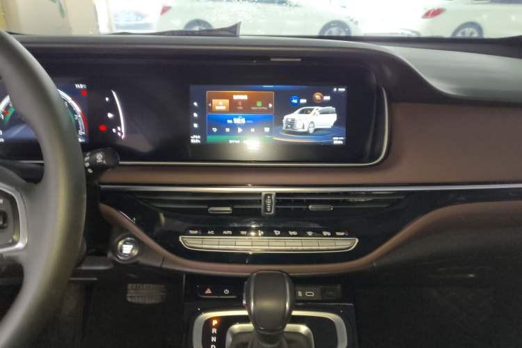 Used GAC Trumpchi M6 2023 PRO 270T DCT Luxury Edition
