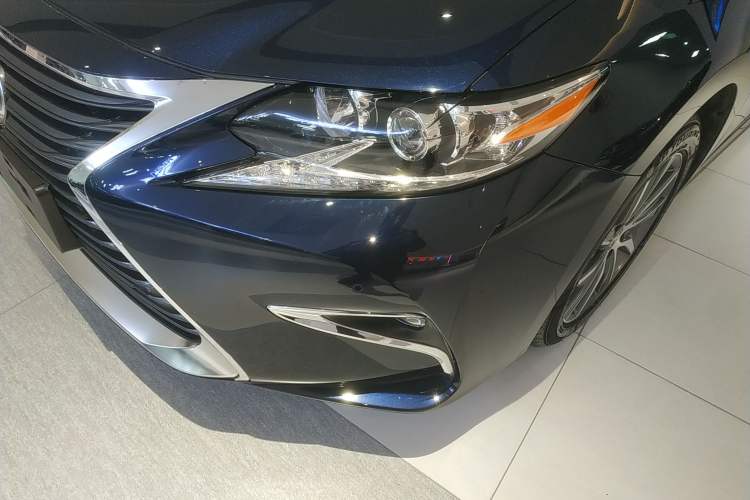 Used Lexus ES 2017 300h Mark Levinson Comfort Edition
