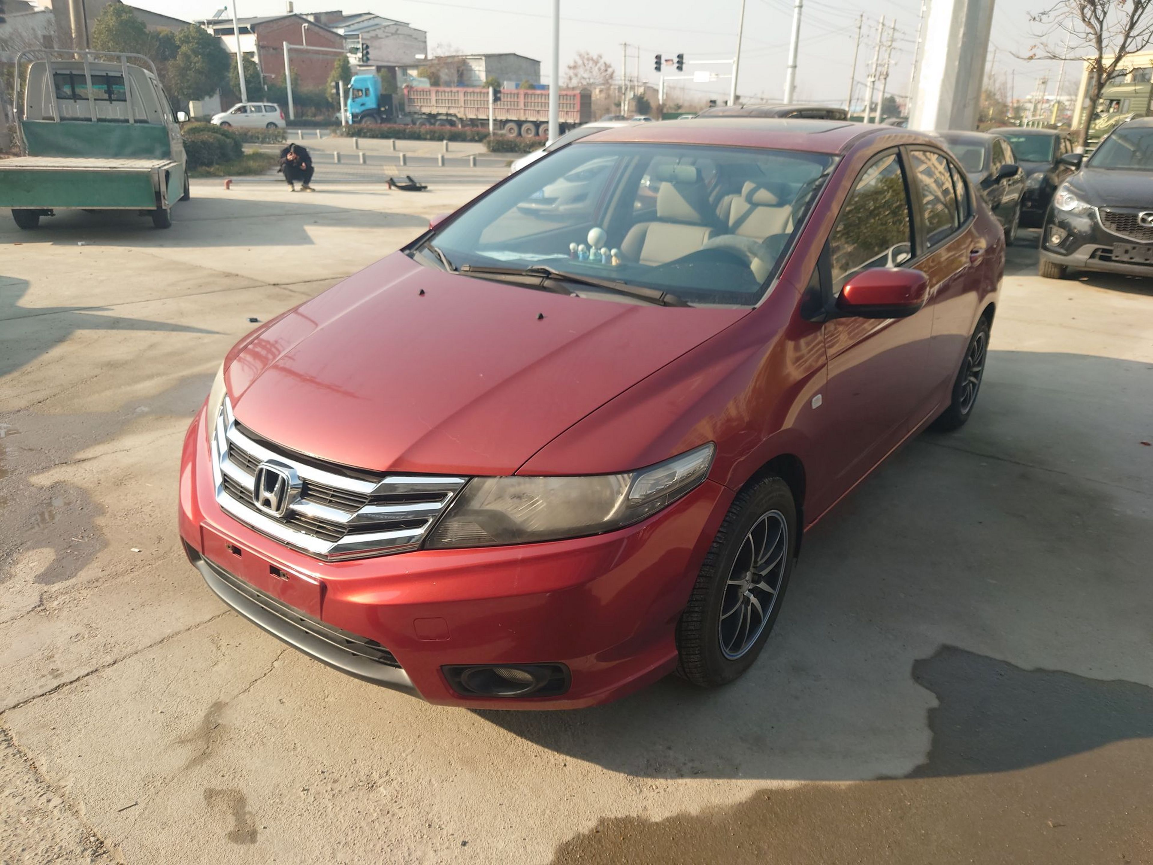 تحت مقدمة السيارة