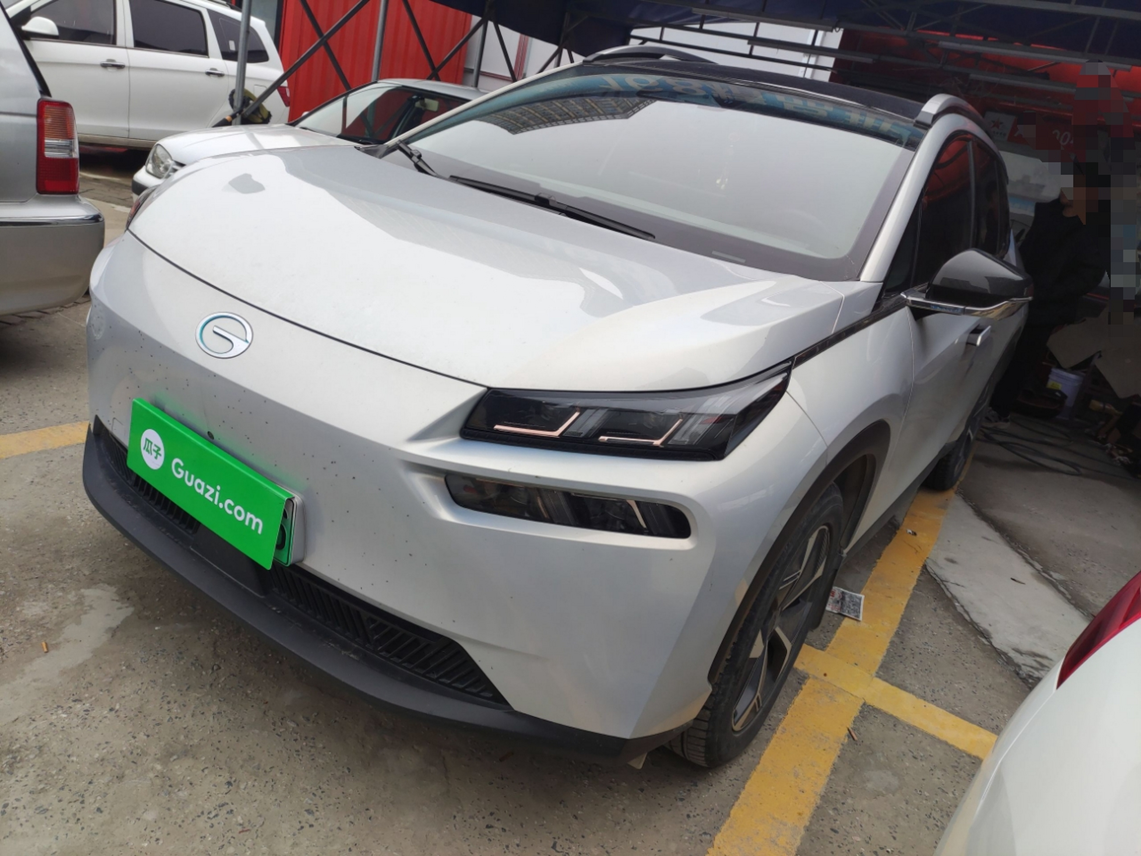 Под передней частью автомобиля