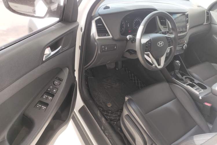 Used Hyundai Tucson 2015 2.0L Automatic Two-Wheel Drive Smart Version