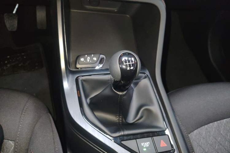 Used Roewe i5 2023 1.5L Manual Comfort Edition
