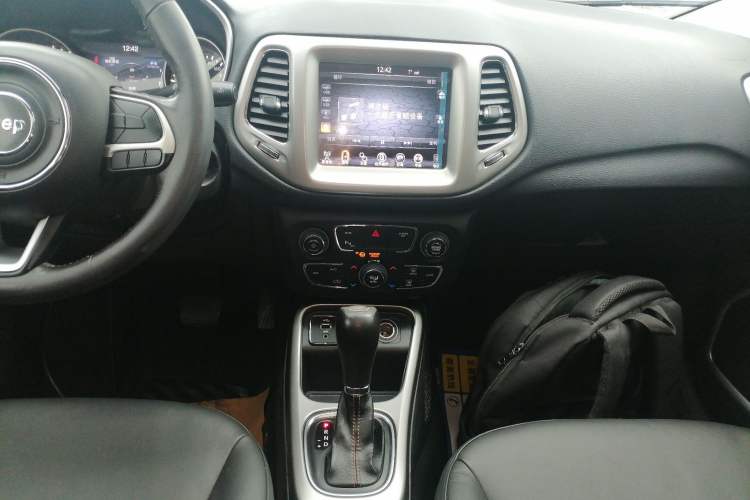 Used  Compass 2017 200T Automatic Family Edition
