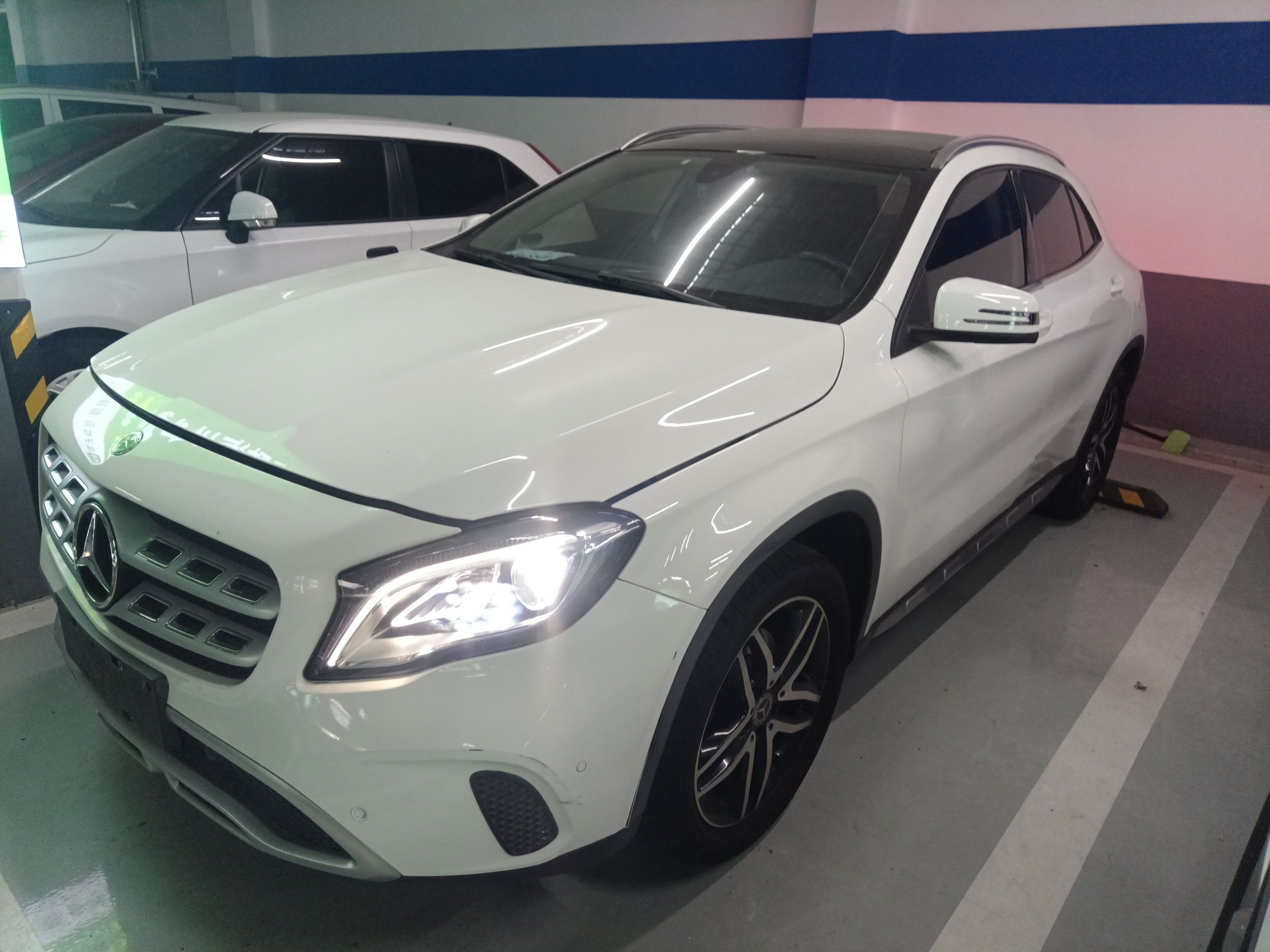 Под передней частью автомобиля