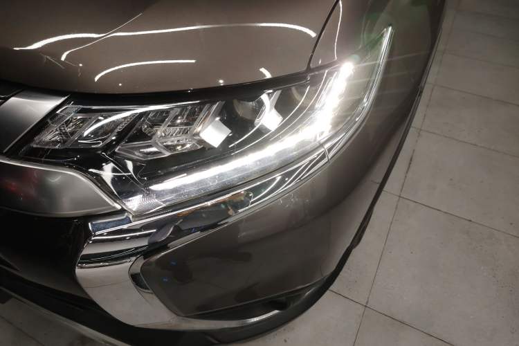 Used Mitsubishi Outlander 2019 2.4L 4x4 Zhi Xiang Edition 5 Seats China V Emission Standard
