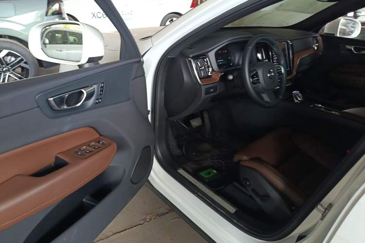 Used Volvo XC60 2024 B5 4x4 Smart Luxury Edition