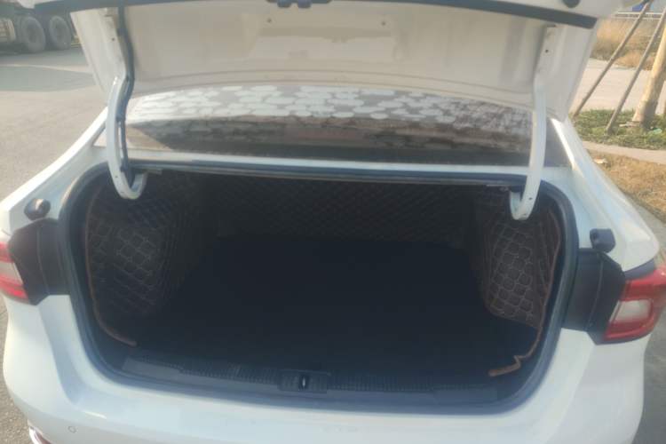 Used Roewe i5 2020 1.5L Automatic 4G Connect Luxury Flagship Edition
