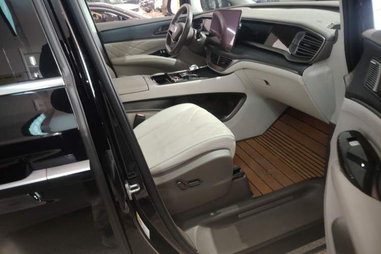 Used Denza D9 2022 DM-i 970 Four-Wheel Drive Prestige Model
