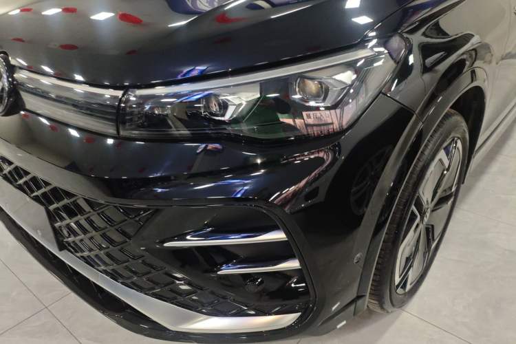 Used Volkswagen Tiguan L 2024 PRO 330TSI Two-Wheel Drive R-Line Prestige Edition
