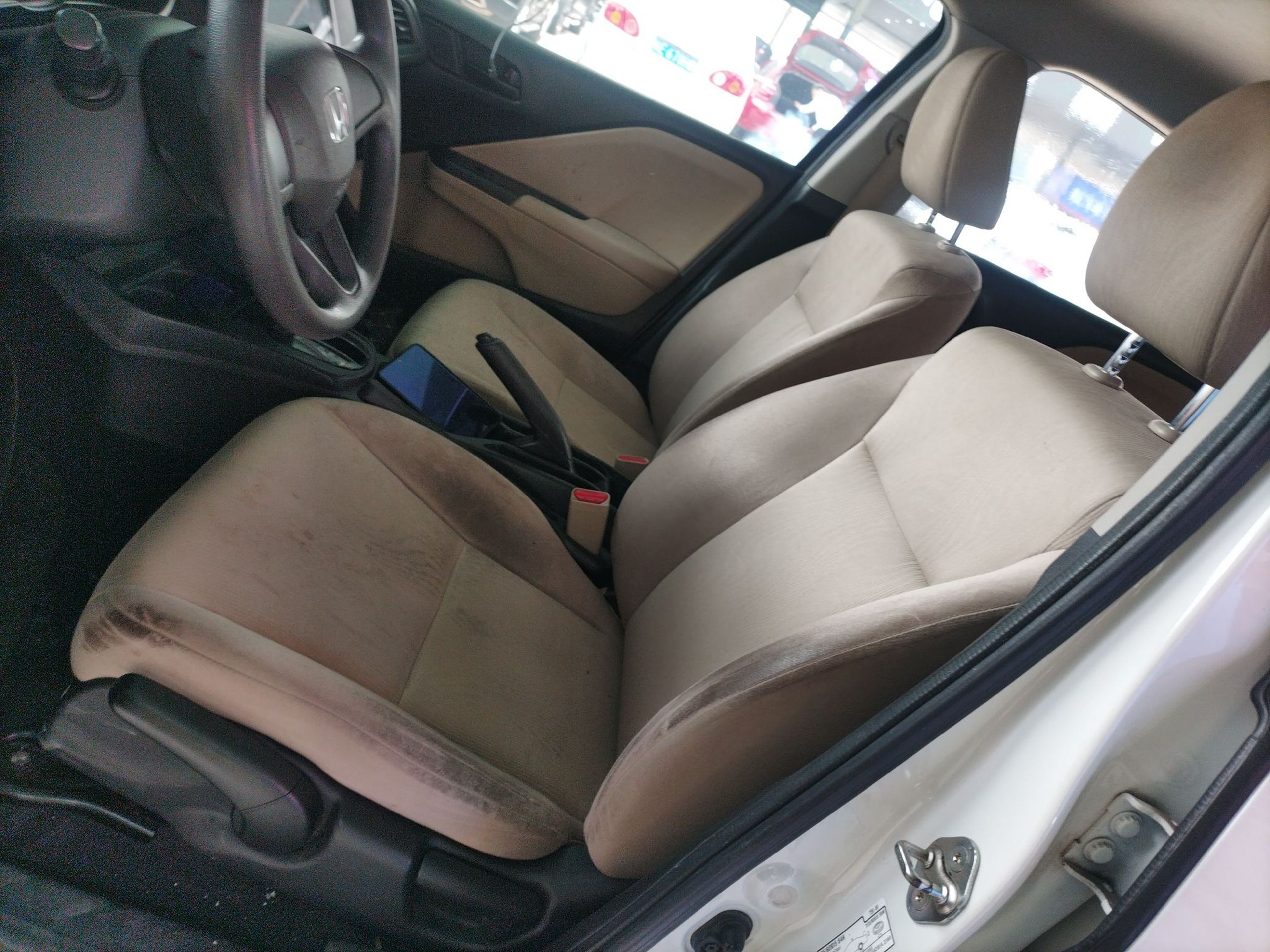 Переднее сиденье в автомобиле