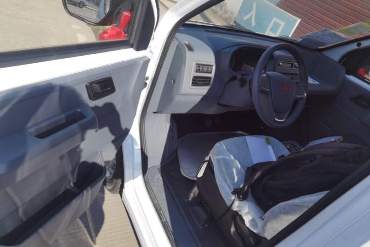 Used Wuling Yangguang 2024 300KM Comfort Version Passenger Van 75kW
