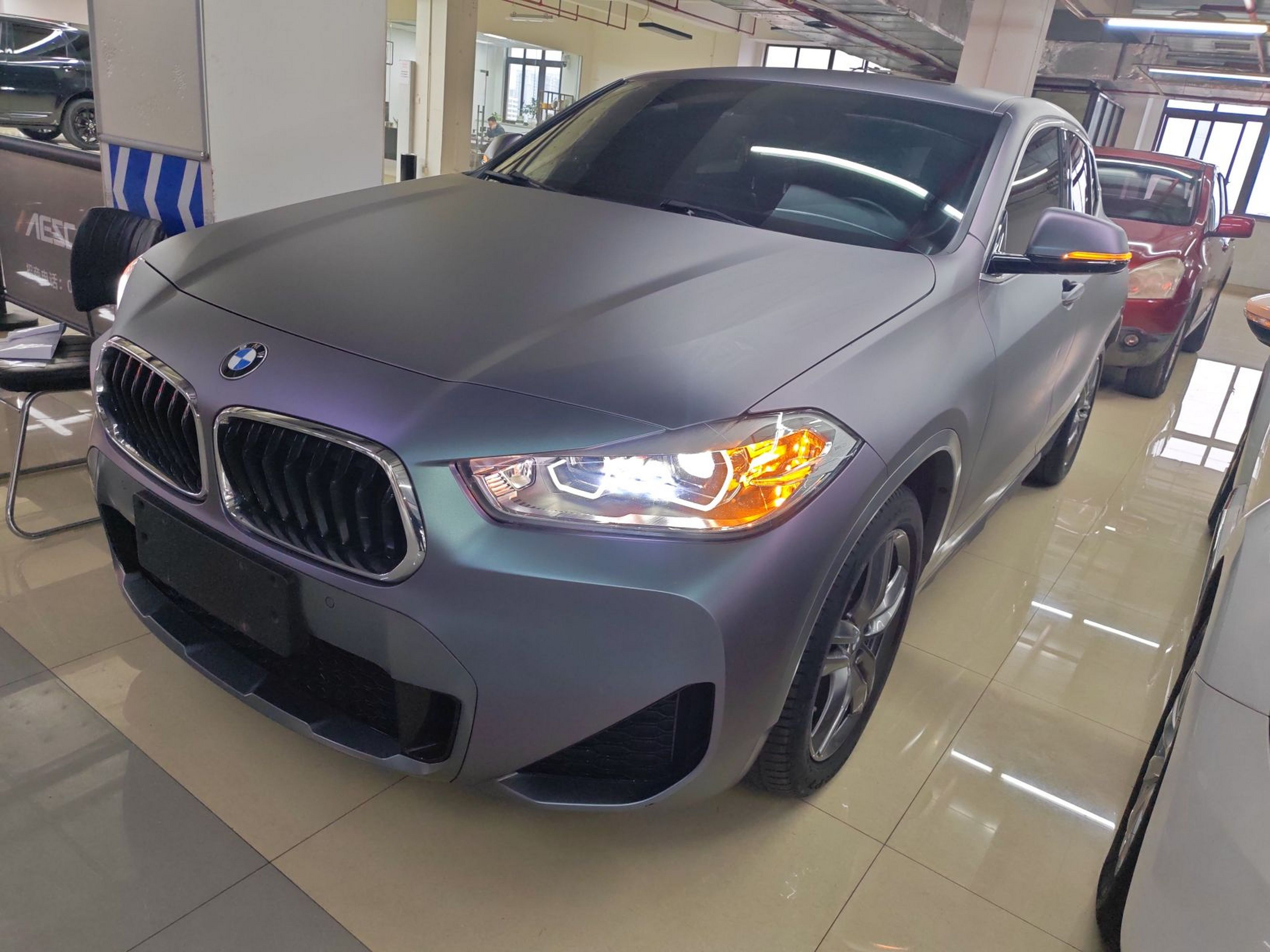 تحت مقدمة السيارة