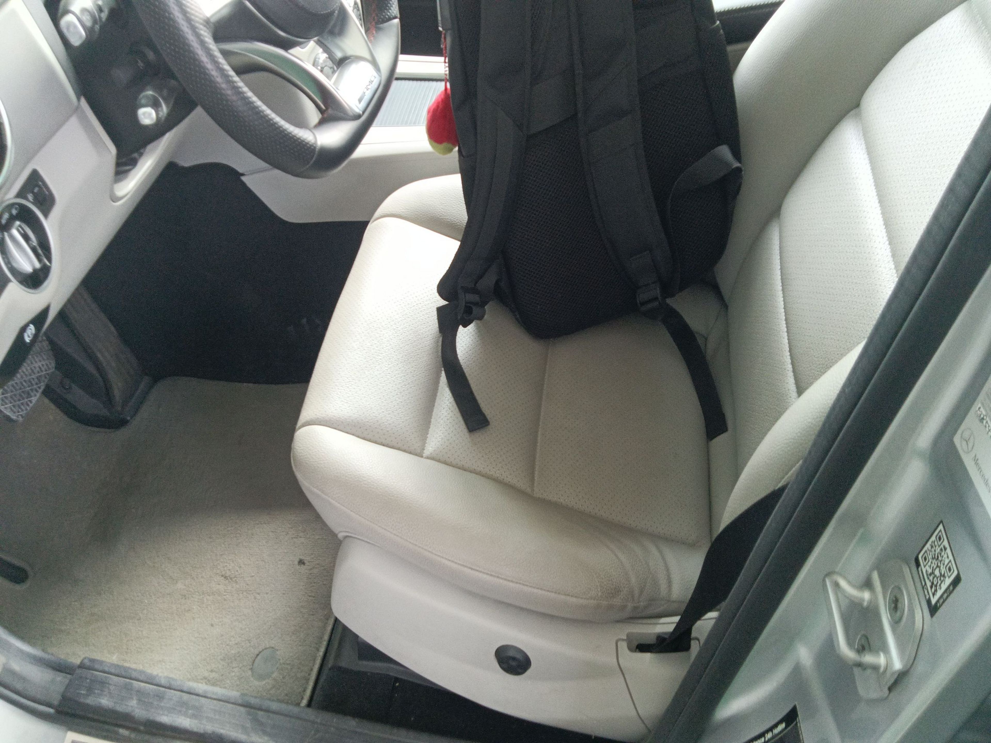 المقاعد الأمامية داخل السيارة