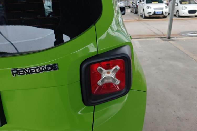 Used  Renegade 2018 Connected Large Screen Version 180T Automatic High-Energy Edition
