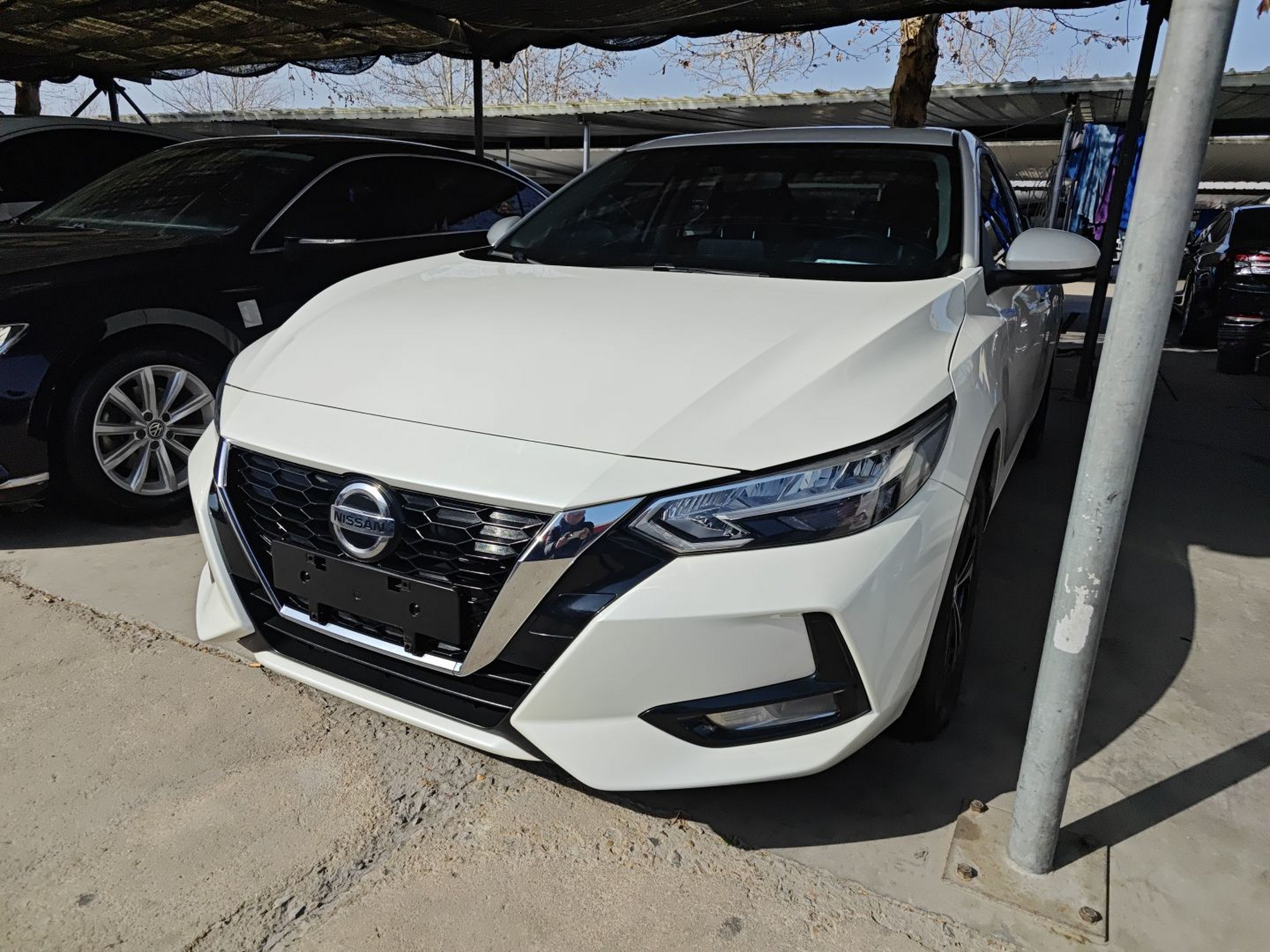 تحت مقدمة السيارة