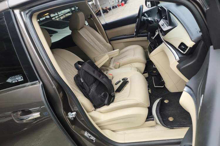 Used Buick GL8 2023 Facelifted Land Cruiser Executive Luxury Version