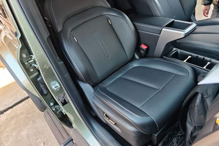 Used  V23 2025 401 Two-Wheel Drive Advanced Edition
