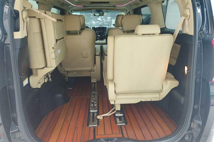 Used Toyota Alphard 2018 Revised Version 3.5L Premium Edition
