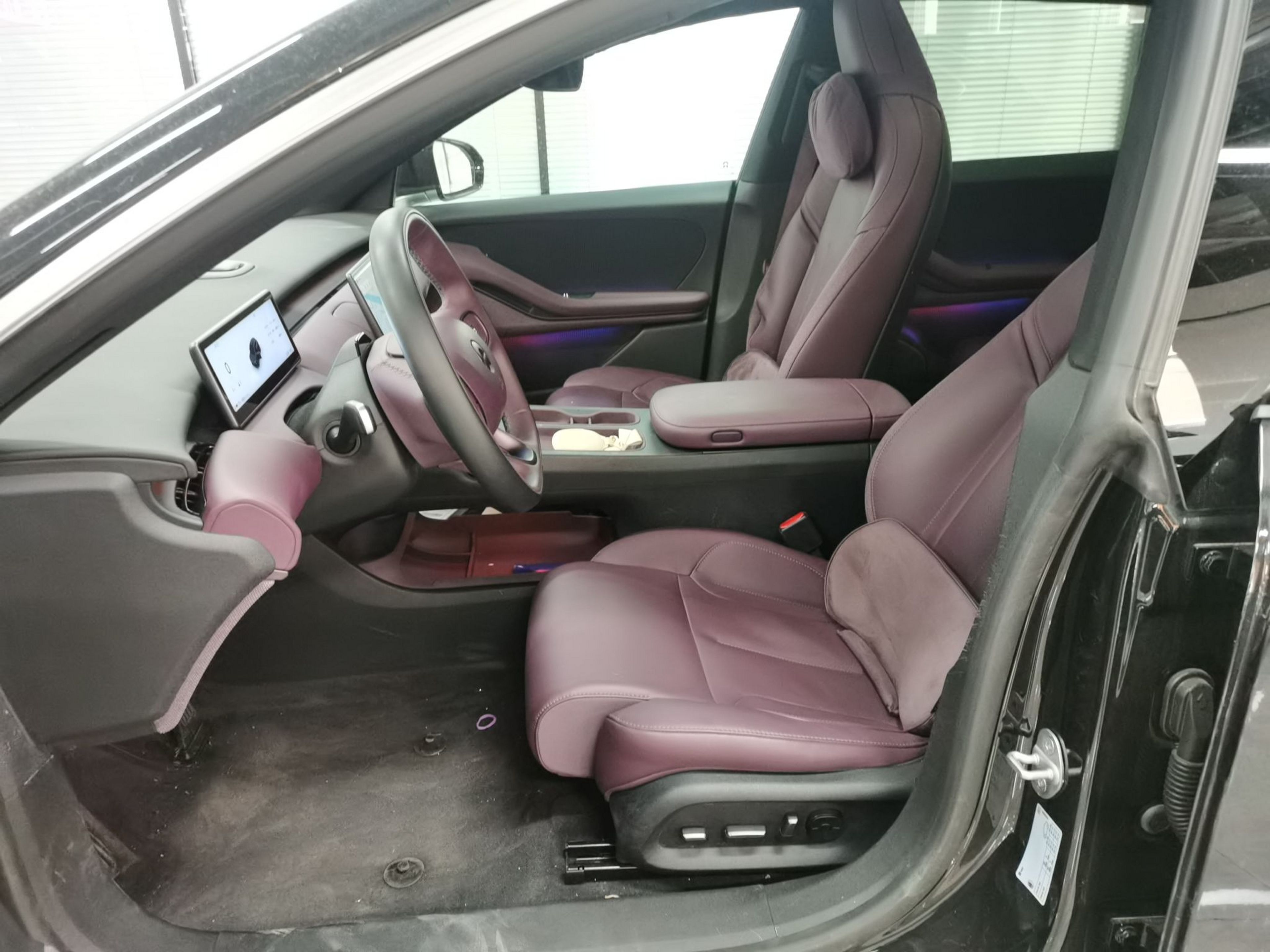 المقاعد الأمامية داخل السيارة