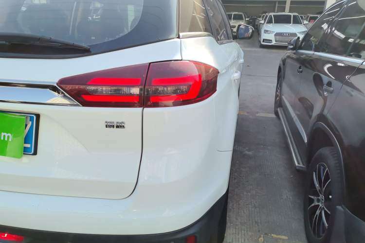 Used Geely Auto Emgrand X7 Sport 2018 2.0L Manual Two-Wheel Drive Zhiya Version
