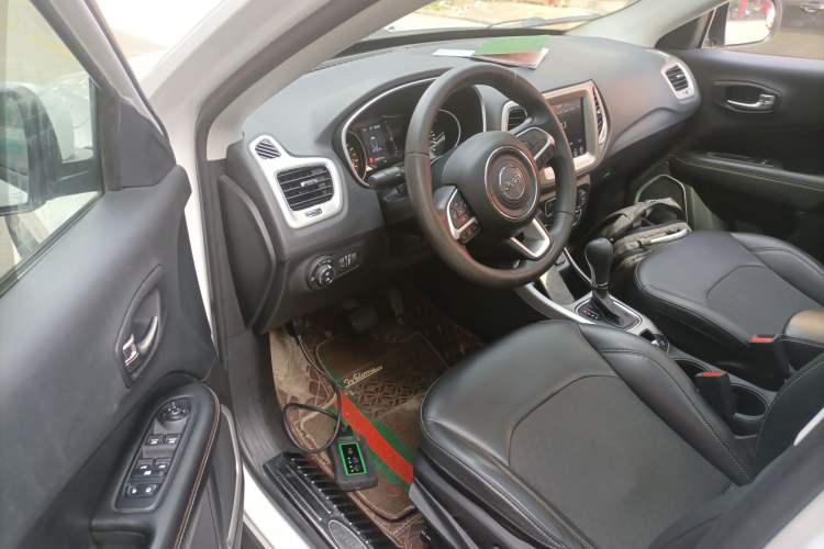 Used  Compass 2020 220T Automatic Leading Edition
