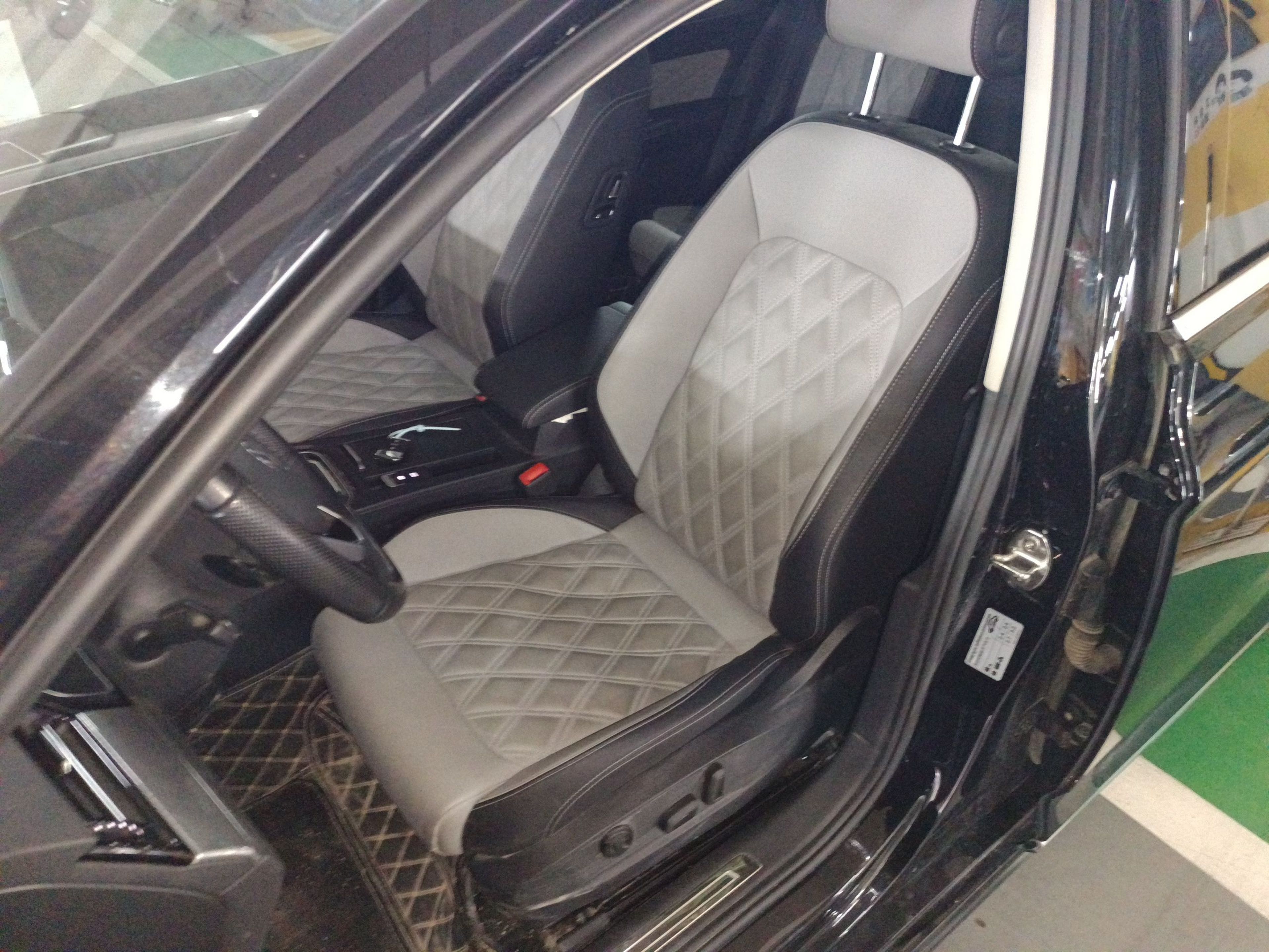 Переднее сиденье в автомобиле