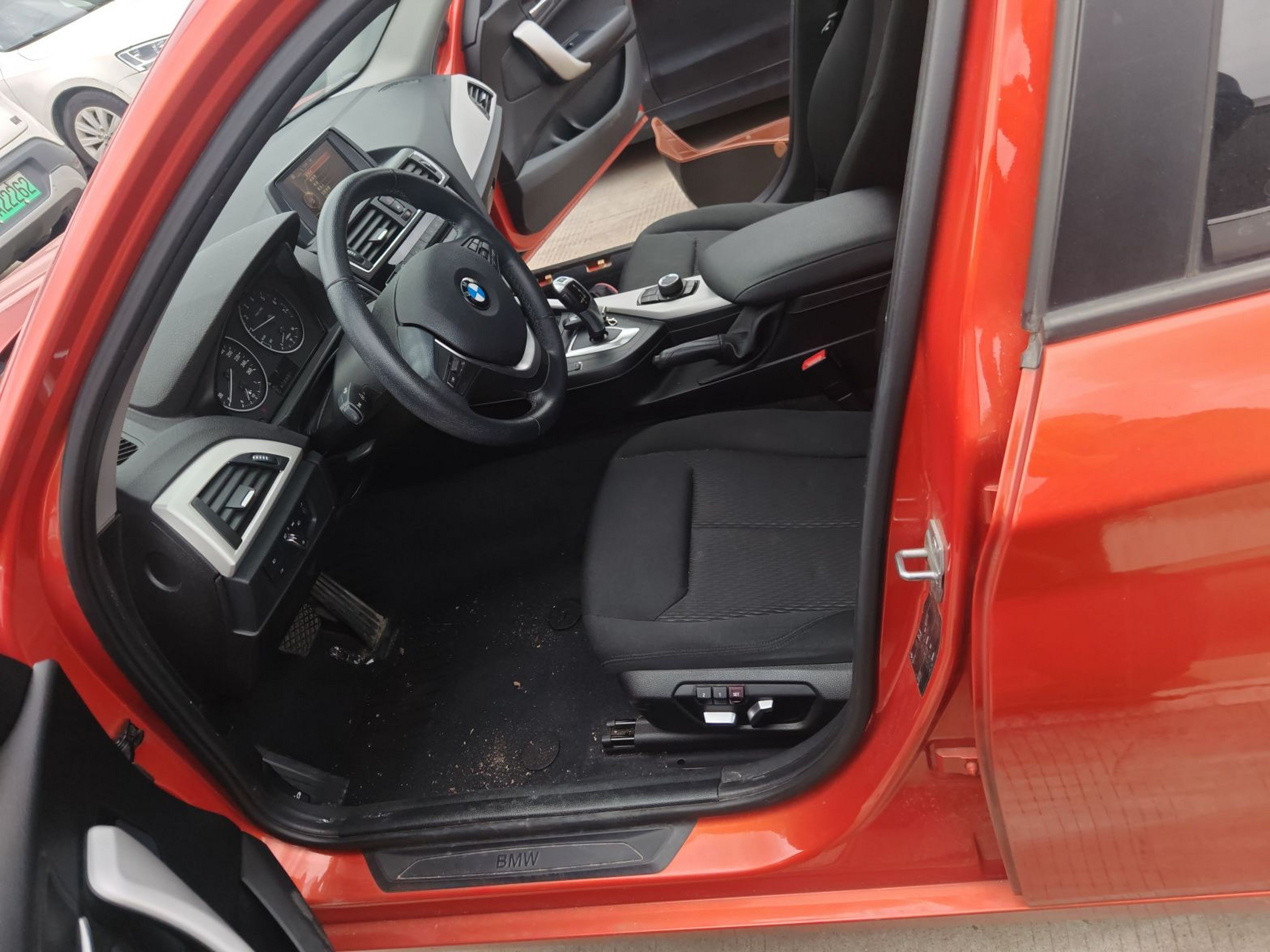 Переднее сиденье в автомобиле