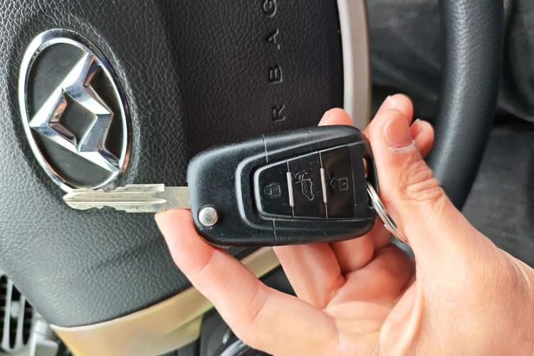 Used SAIC MAXUS Xintu V80 2017 2.5T 5-Speed Manual Aoyuntong National V Short Wheelbase Mid-Roof 5/6/10-Seater