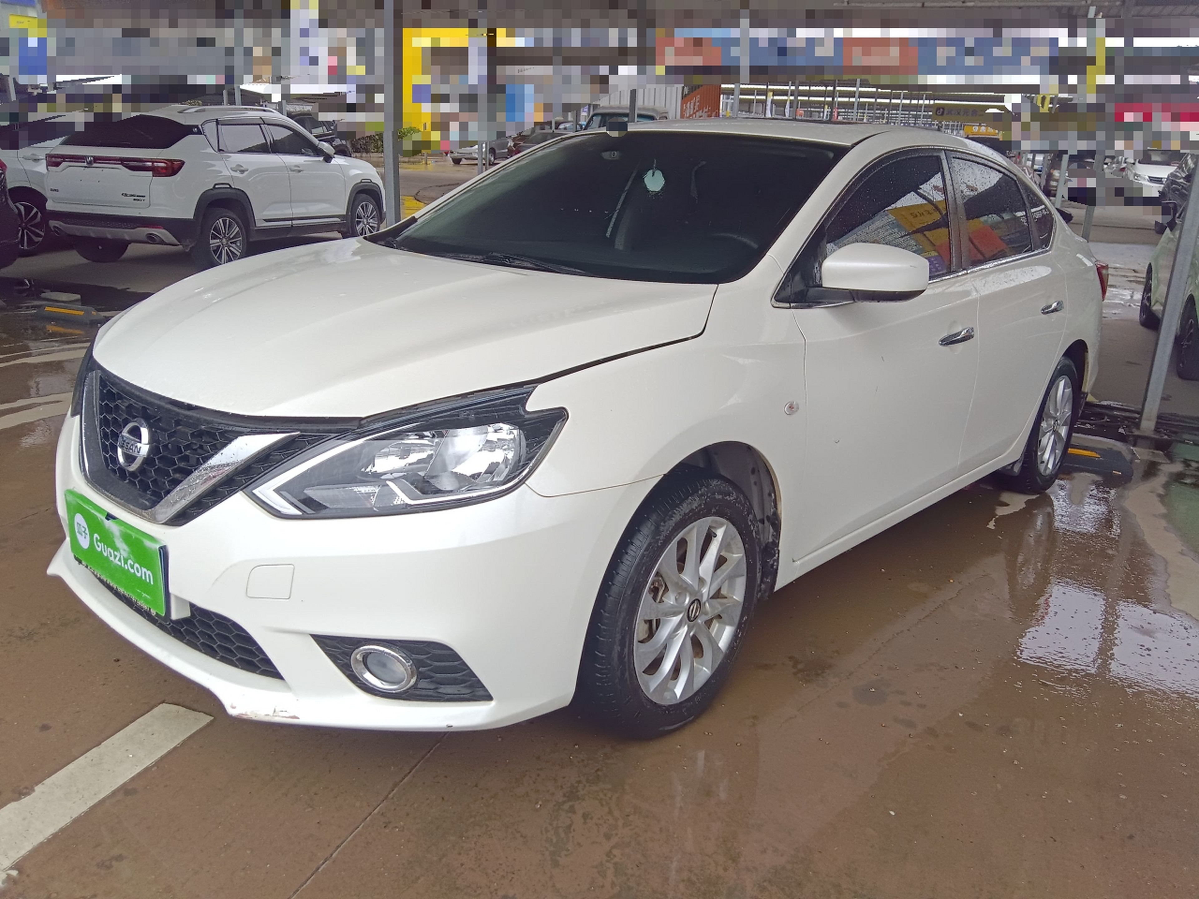 تحت مقدمة السيارة