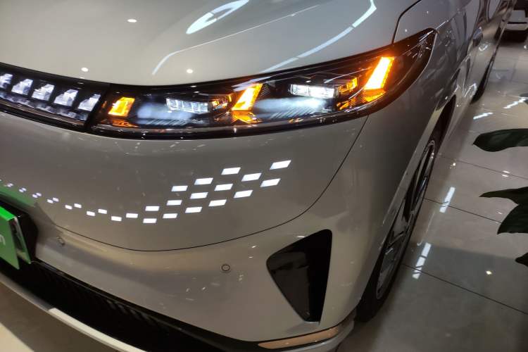 Used  eπ008 2024 210Max Range-Extended Version 6 Seats
