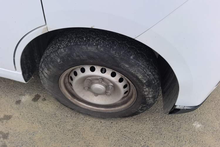 Used Wuling Yangguang 2024 300km Comfort-Grade Passenger Van 60kW
