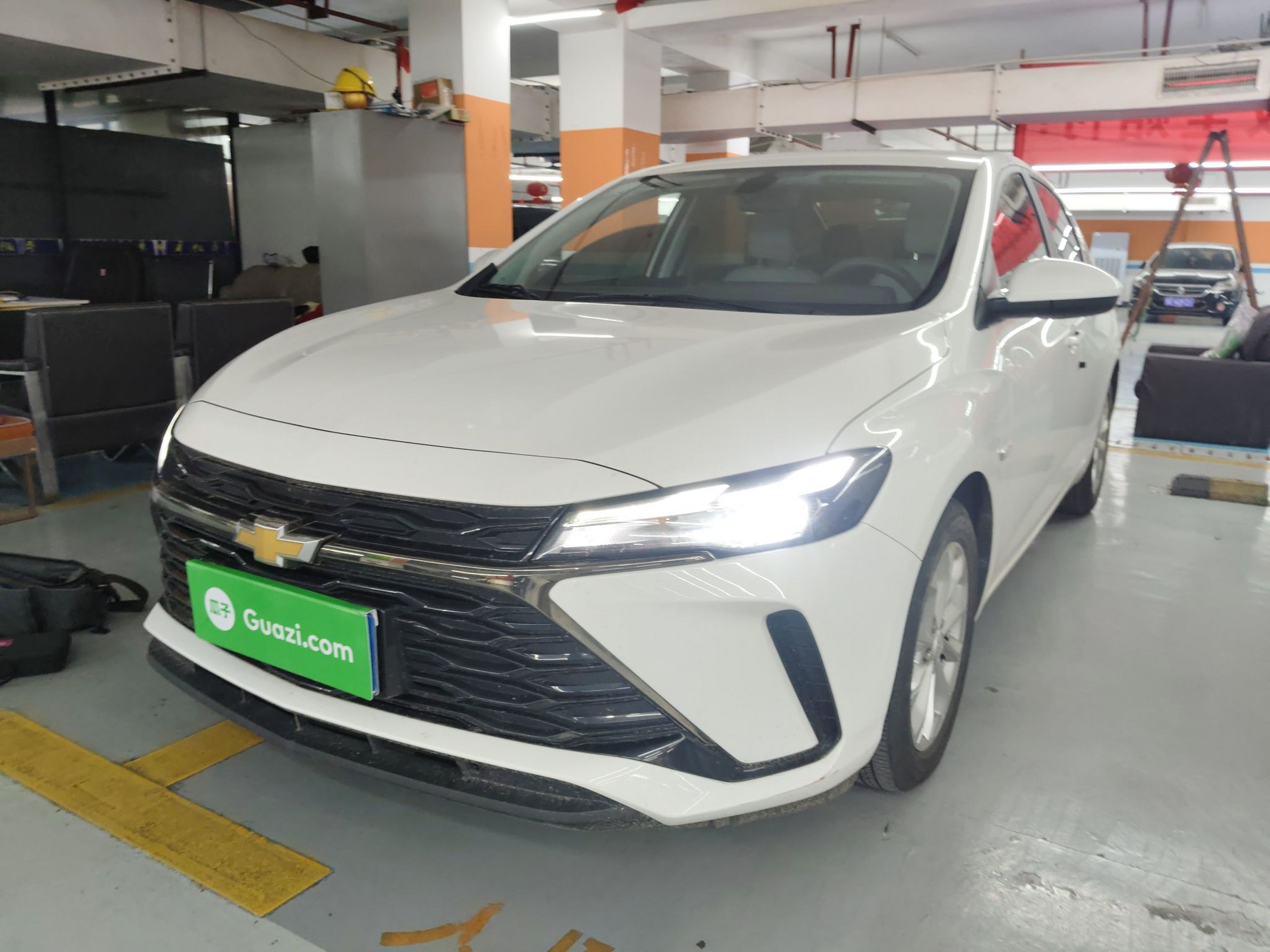 Под передней частью автомобиля